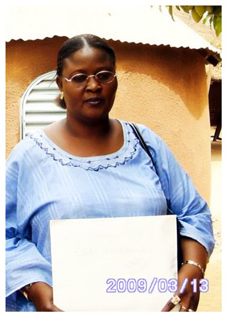 portrait d'une femme (Toussaine) en robe bleue tenant un dossier (daté 2009/03/13)